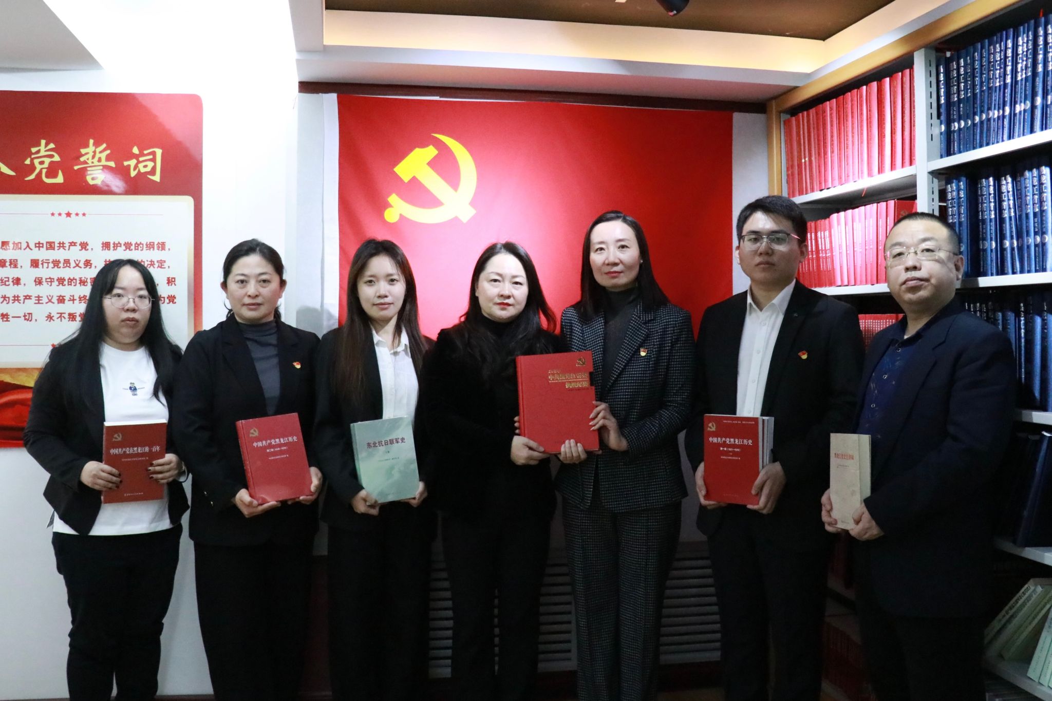 省委史志研究室材料征集处向威廉希尔中文官网博士生党支部捐赠书籍